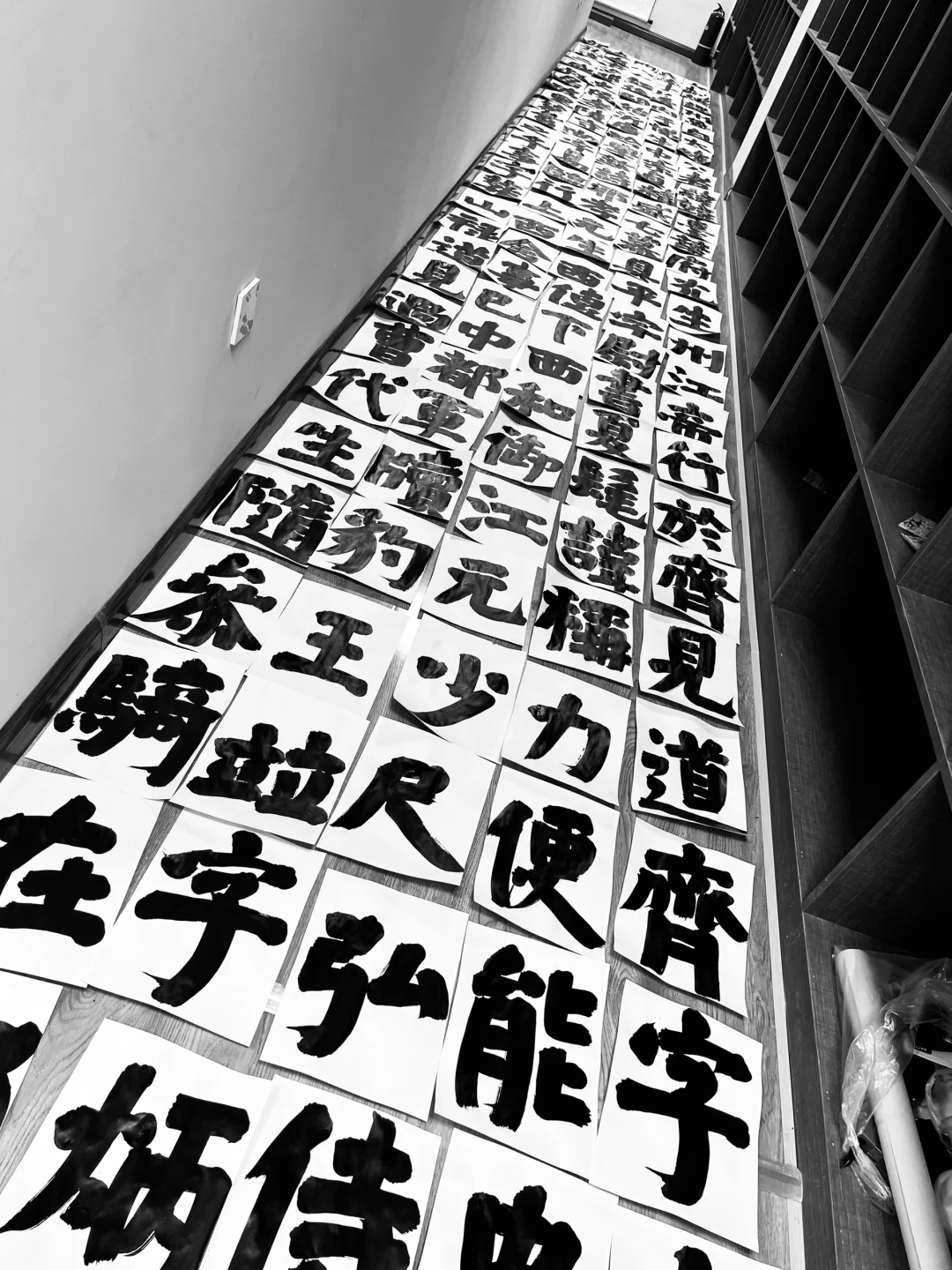 看   他真的在认真写字吗