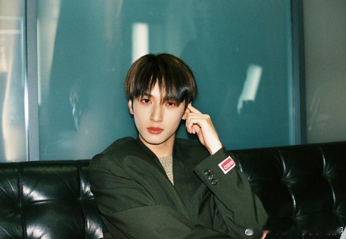  严浩翔六周年更新一组照片，顺毛可爱vs卷毛帅气！我通通笑纳了哈哈哈哈哈 