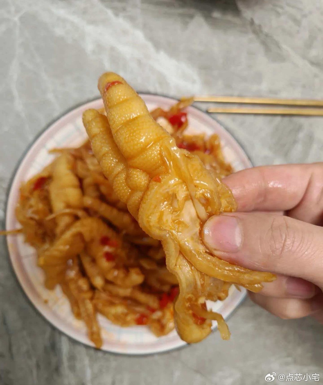 315晚会曝光漂白鸡爪不要啊，我的无骨鸡爪怎么也没了。谁懂我啃着鸡爪看到315曝