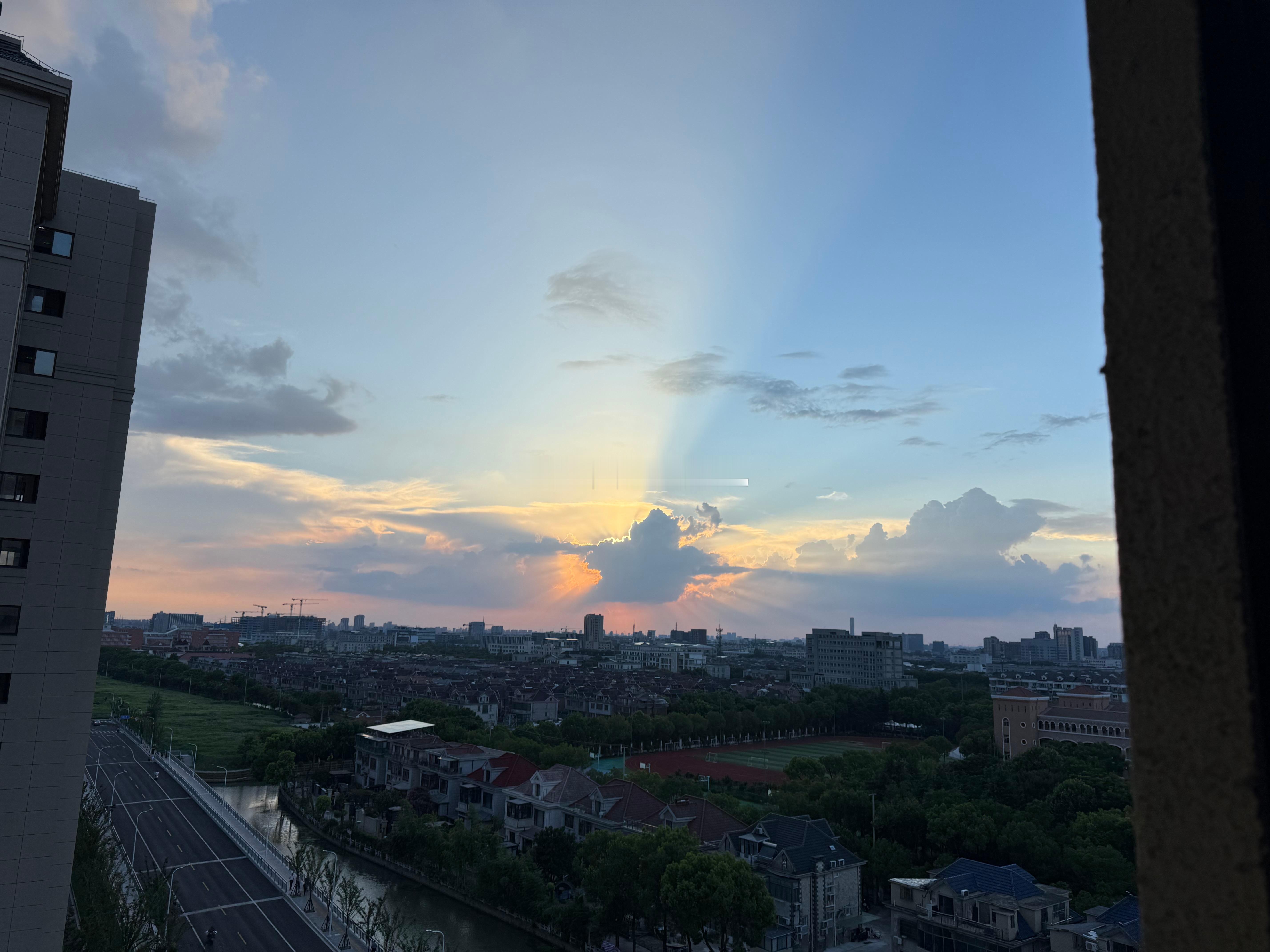 ★★【市场情绪】★★三大指数涨跌不一，沪指走势较强，创业板指冲高回落，沪深两市成