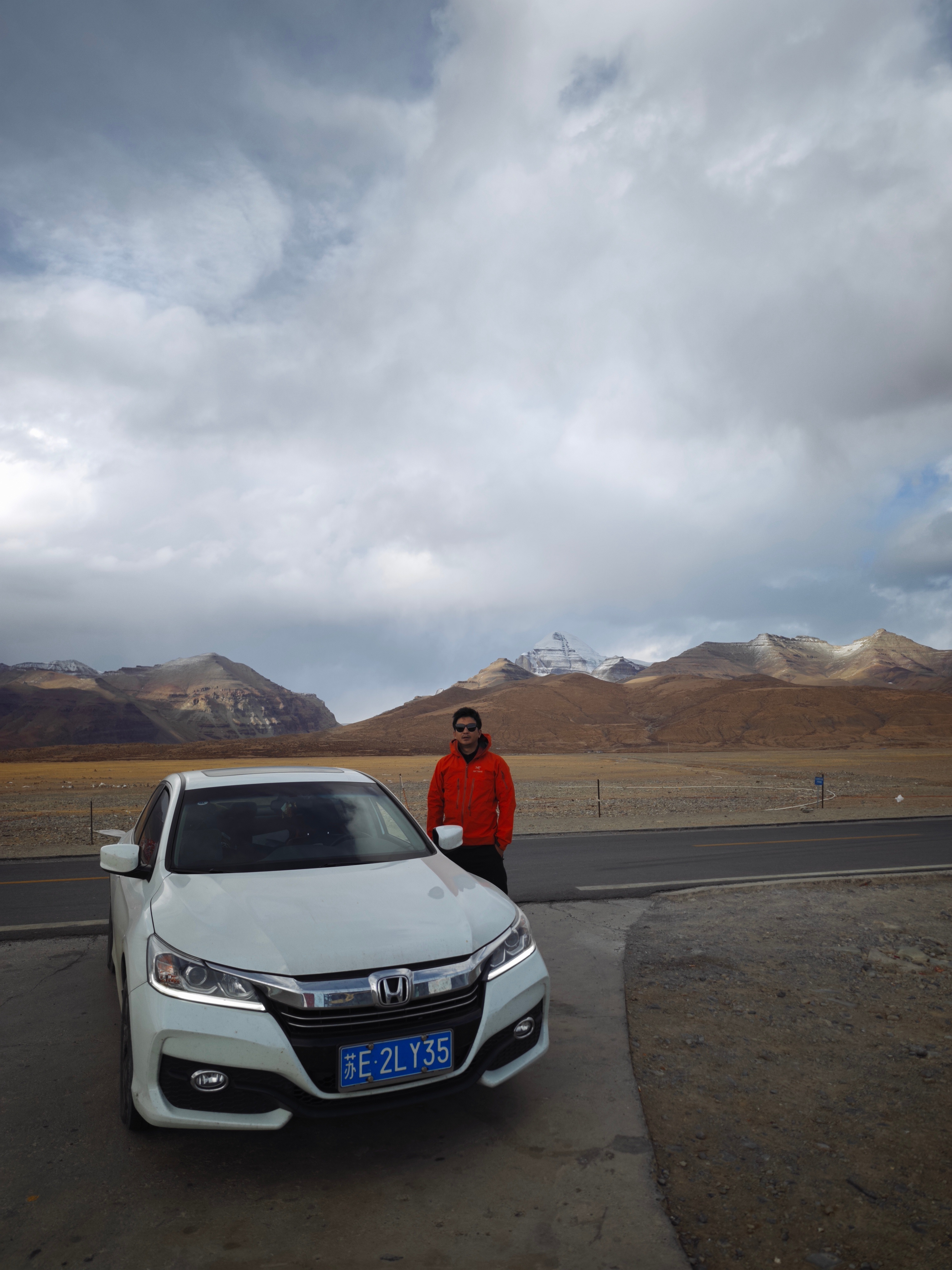 不是越野车，却敢挑战“生命禁区”！没有大车队护航，只有两个人一颗敢闯的心！从烟雨