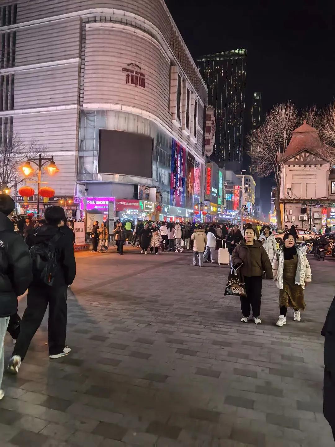 天津跨年夜开始了同时出租车春天也来了，出租车司机师傅们放弃了和家人团聚，加班加点