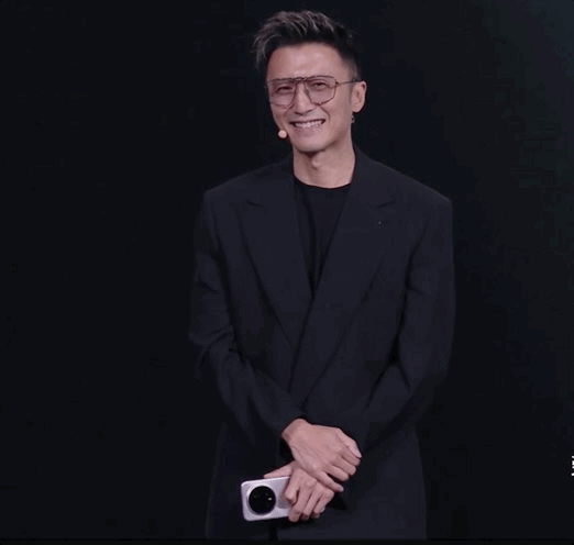 谢霆锋荣耀未来科技体验官 一看到谢霆锋就让人脸红心跳，肾上腺素飙升，这么多年怎么