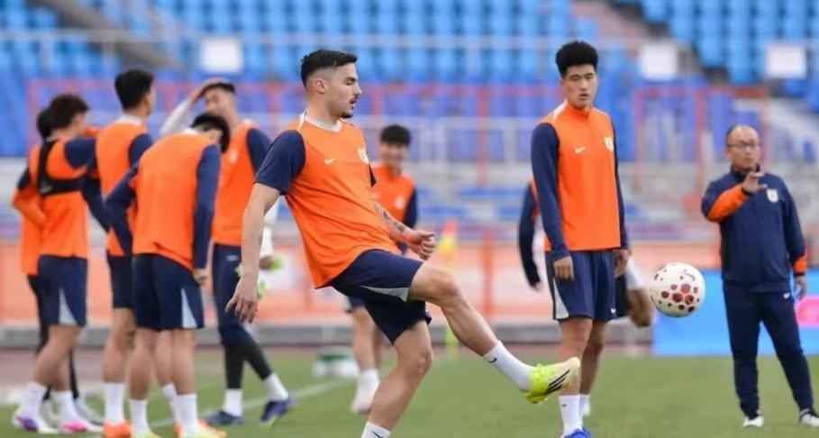 昨天泰山队在云南玉溪高原体育中心进行了赛前训练，球员们状态都不错，希望晚上的比赛