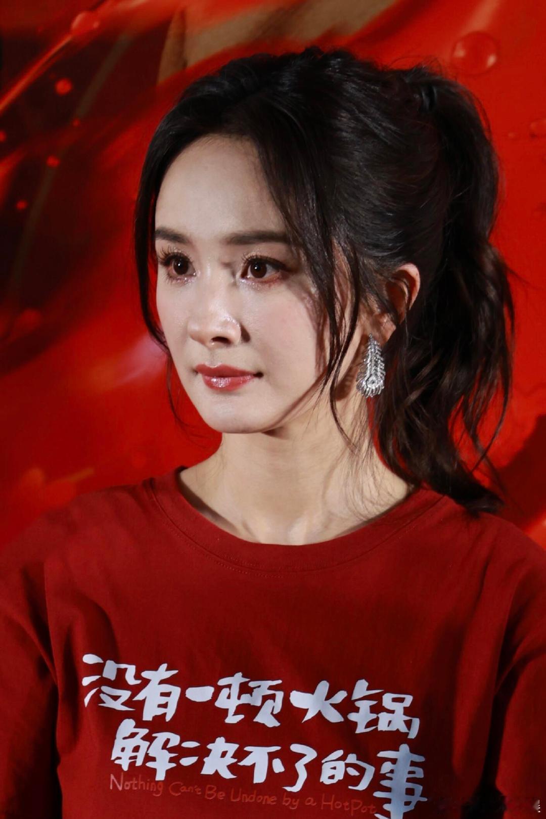 杨幂能长红原因 杨幂能红这么久，外形只是起点，真正厉害的是她那股清醒劲儿，早早看