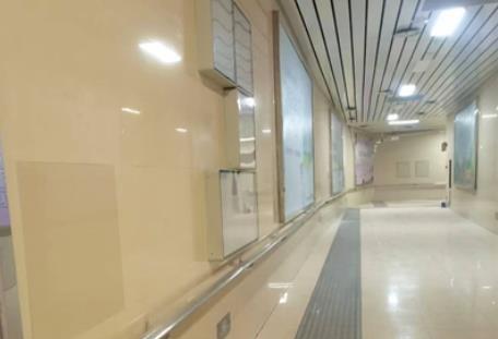 【青海西宁市：建国路地下通道焕新，市民出行顺畅了】近日，有市民通过12345政务