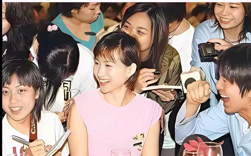 这是赌王千金何超琼和周星驰的真实样貌，都看看吧，青春就是这样恣意飞扬！

何超琼