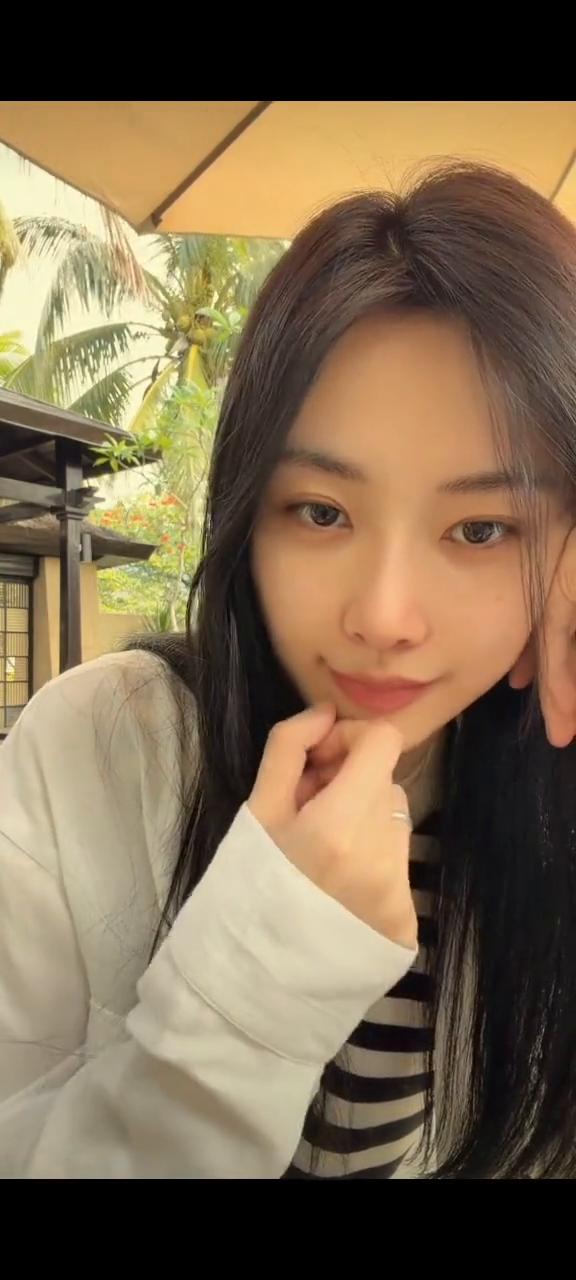 翻跟头，给你，你去给我那两个东西包里面，之后就给妈妈，怎么回事？玩这个，加油。