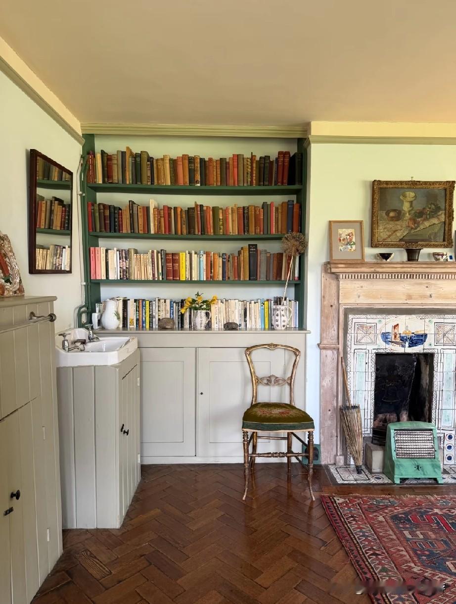 伍尔夫的卧室丨一间自己的房间
伍尔夫和丈夫的卧室在二楼
而这是一个完全独立的房间