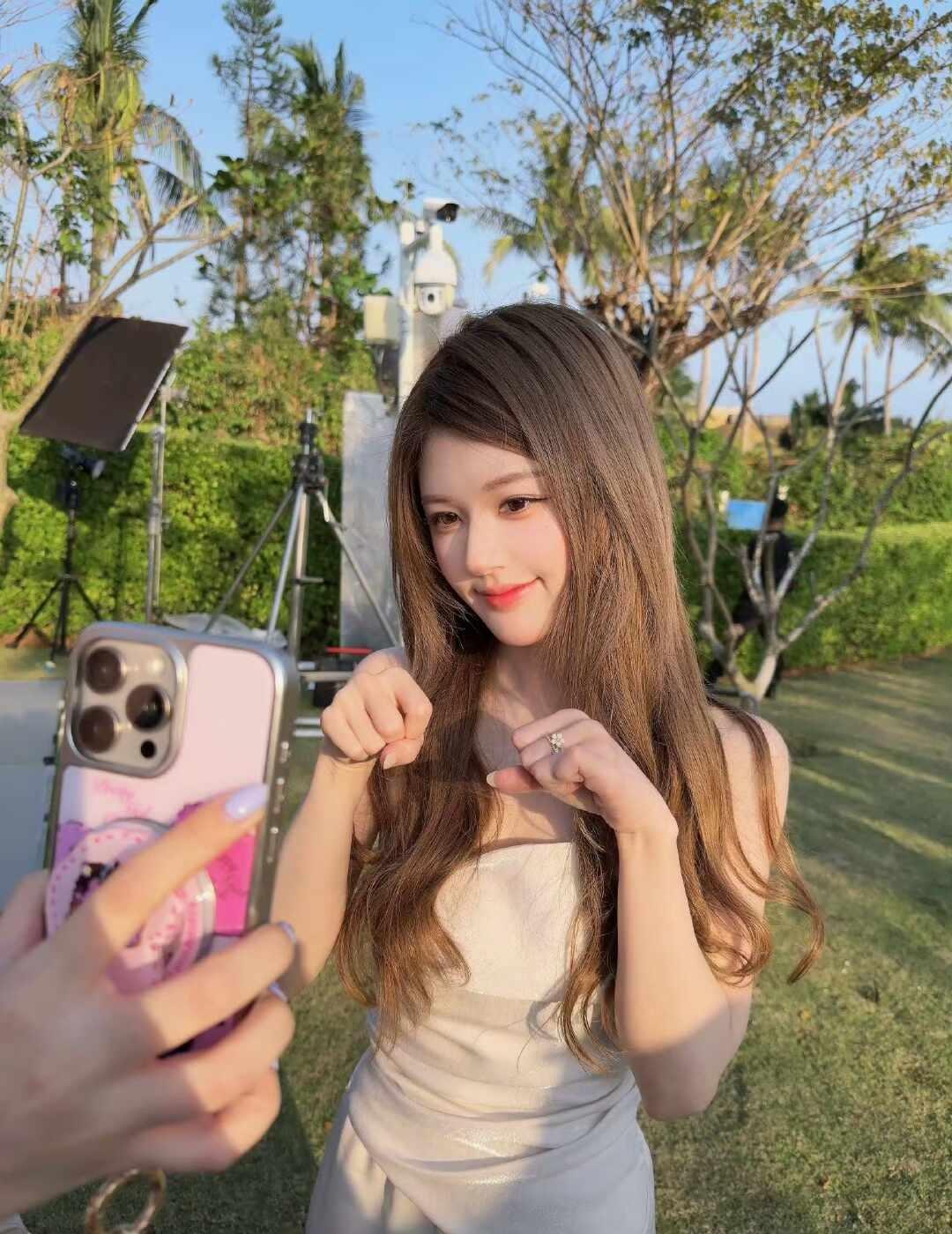 迷人的笑脸吸引视线~
赵露思