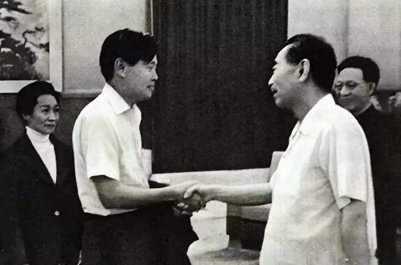 小利说事[超话] 1973年，周总理接见著名科学家、诺贝尔物理学奖得主杨振宁。历