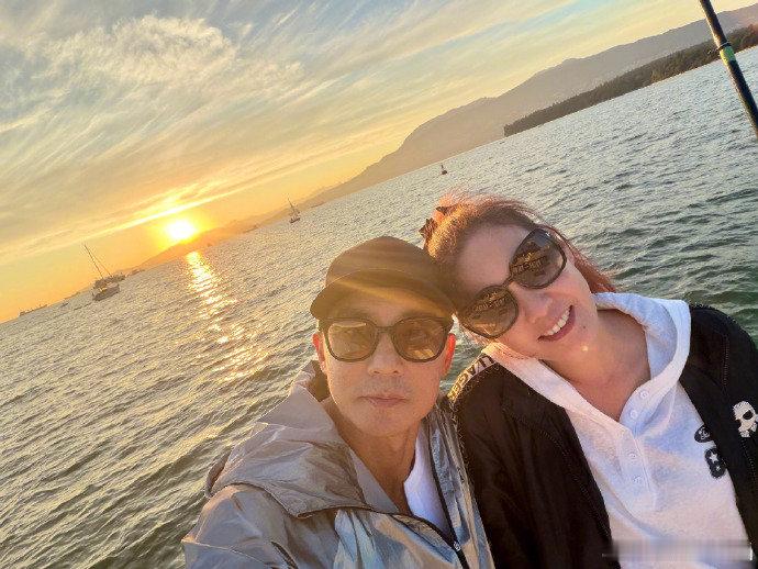 刘畊宏vivi夕阳下接吻 刘畊宏七夕晒出和vivi的海边落日合照，夕阳剪影接吻氛
