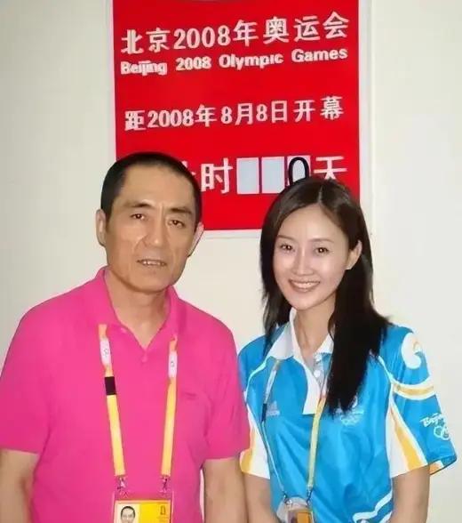 2008年，北京奥运会结束后，成龙给张艺谋打了个电话:“你看上的女孩，我也看上了