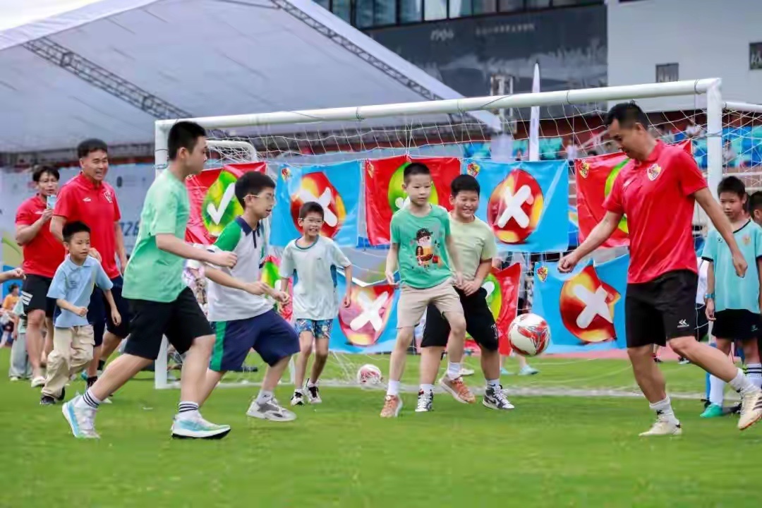 足球技巧挑战赛喊青少年一起睇粤超借助2026年第十届大湾区青少年体育嘉年华的平台