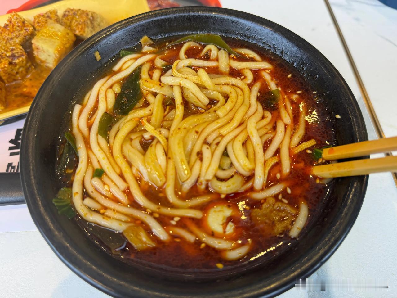 很久没吃姐弟俩土豆粉了，甚是想念，上午外出时附近正好有姐弟土豆粉，午餐就是他了，