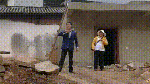 你这句话还没说完，但遇到可疑间谍、外逃人员，绝对不能私自持铁锹殴打、伤害对方，否