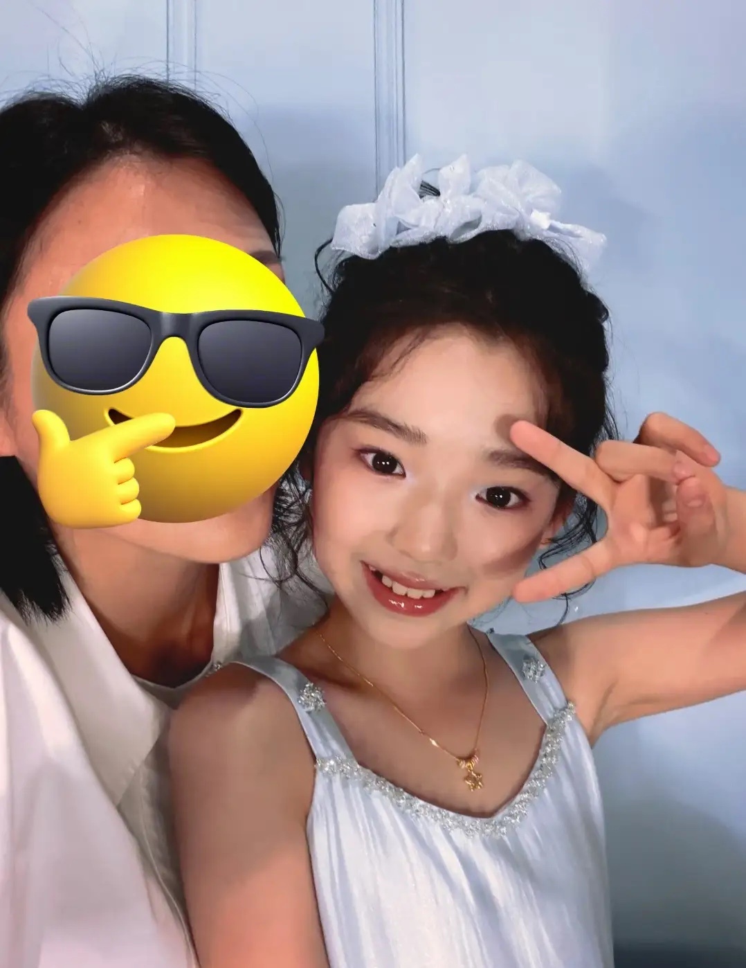 化妆师晒小酒窝10岁生日照，董璇提前为小酒窝庆祝10岁生日，小酒窝化了一个精致的