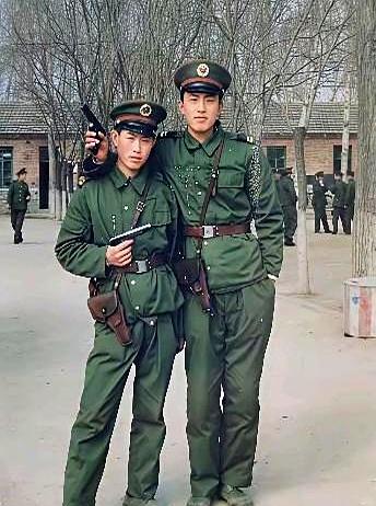 翻出家里长辈三十年前的老相册，你敢信当年他们当“显眼包”的时候，比咱们现在还会玩