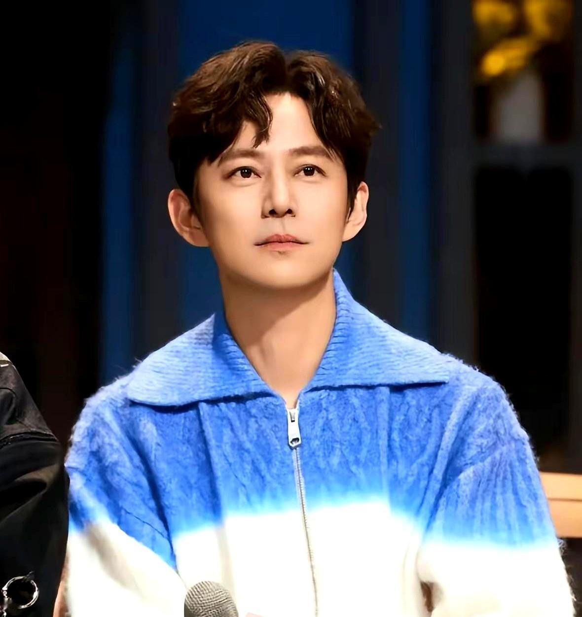 何炅都51岁了，嘴上说着精力下降，2025年的工作表却排得比谁都满。

从年初的