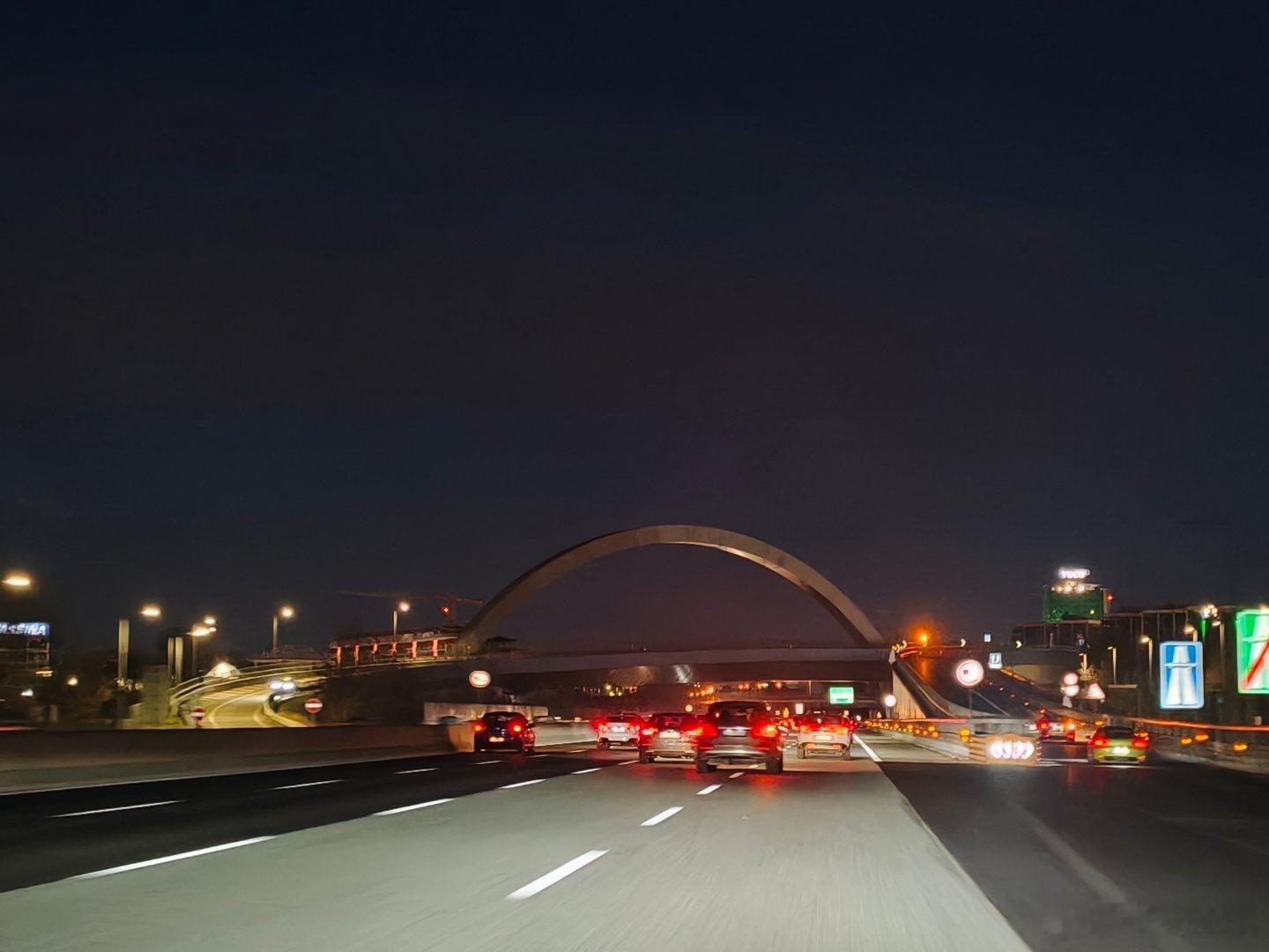 我不说，你知道我在米兰吗？像极了春运开高速回家的你我都恍惚了，在家开红旗HS6 