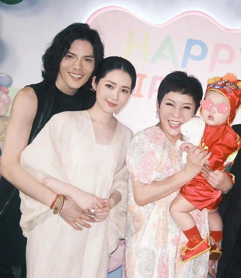 向太说：我对郭碧婷这，可以说是百依百顺！她要在台北给家人买地，我就给她买，她要连