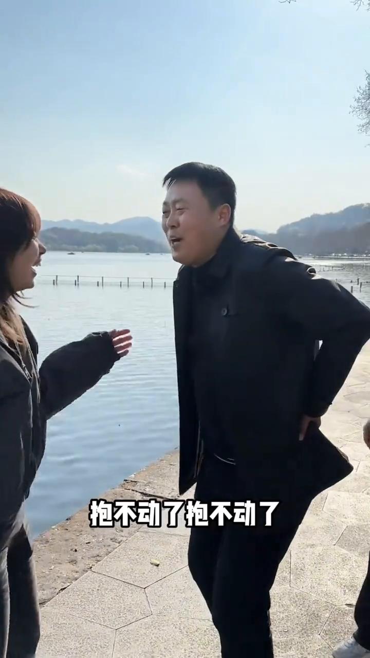 二十年前。
二十年后，抱不动了，毕竟大了。这么多年过去了，你爸也没有做出什么突出