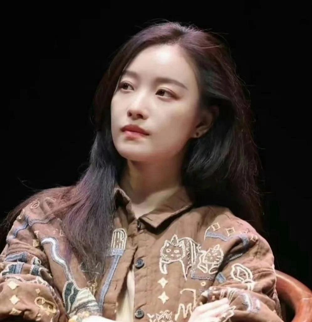 美人在骨不在皮，妮的美是气质。