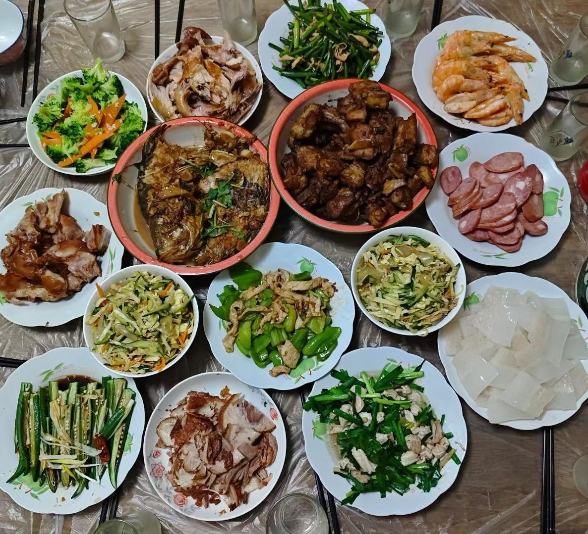 东北年夜饭集合！
你喜欢哪一桌的饭菜！

首先声明，这不是我家的，都是好朋友分享