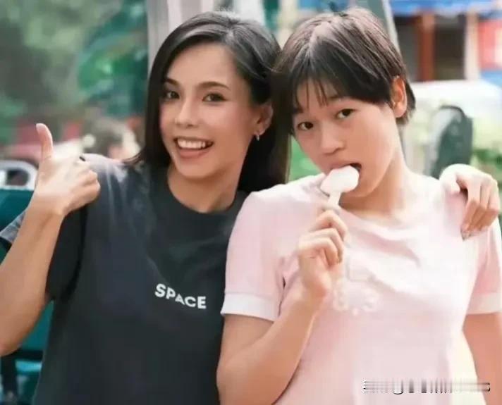 全红婵和嫂嫂同框，真的美到爆炸！红婵甜美可人，嫂子则气质十足。同框时各显其美，爱
