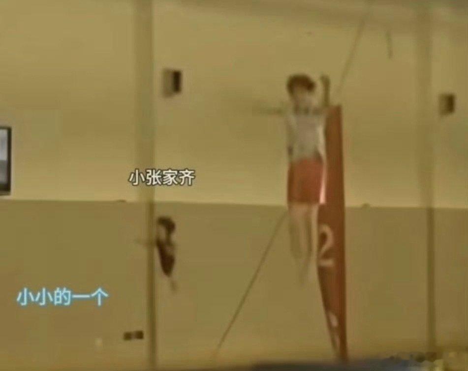 好小呢这也太小了吧？这么小就把他拿去练跳水，他妈妈真的很舍得 ​​​
