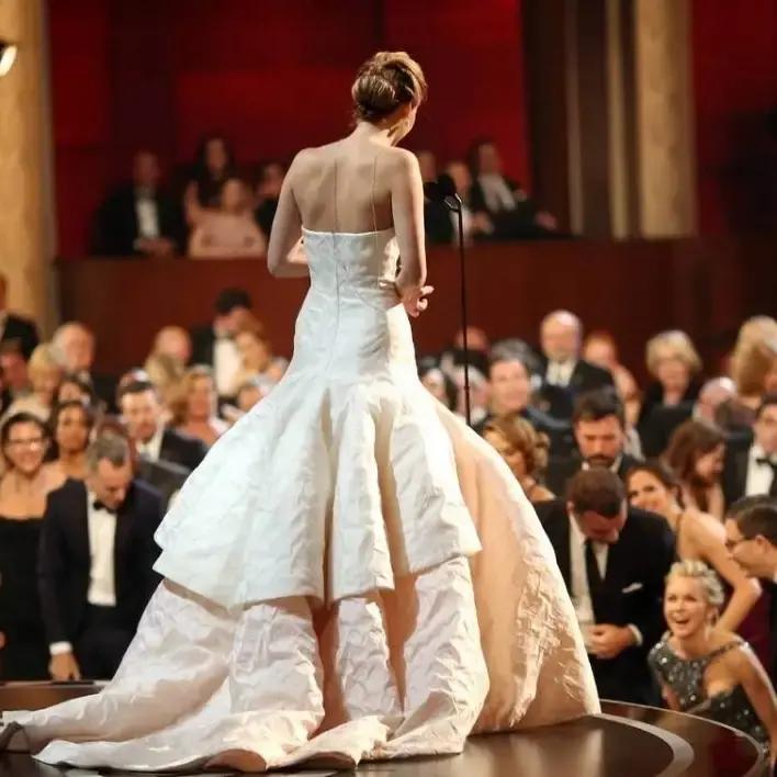 红毯上摔出胸垫，她反而赚了47万粉丝。
 
孟子义团队两小时内回应。用幽默化解尴