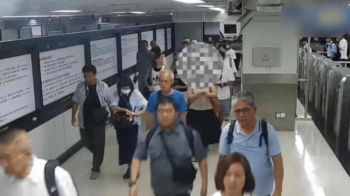 裙子底下也能藏“动物园”？
深圳罗湖海关查获一起离谱走私案——一名女子在黑色长裙