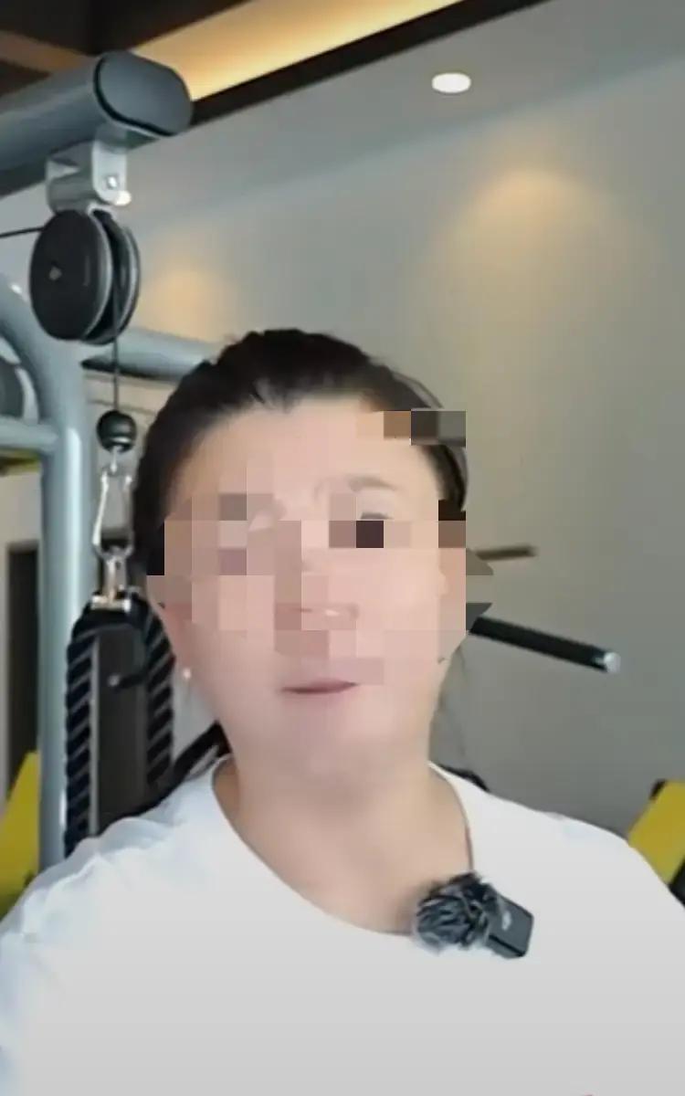 儿子一年学费顶一套房，他直播哭穷
 
昨天刷到国家一级演员王某的直播，说网友酸黄