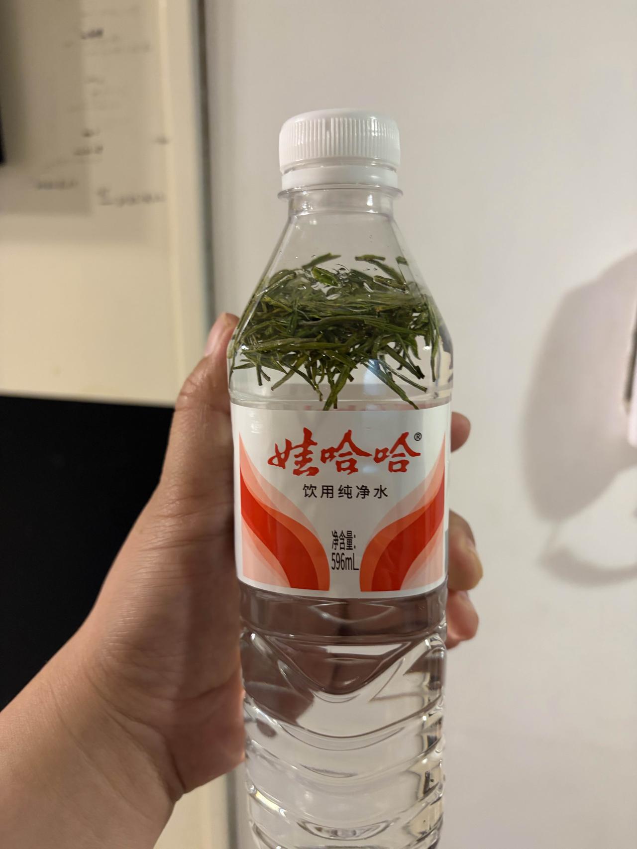 安吉白茶一茶两喝[呲牙]
先试了下冷泡安吉白茶，放冰箱一天多，喝起来确实清甜，无
