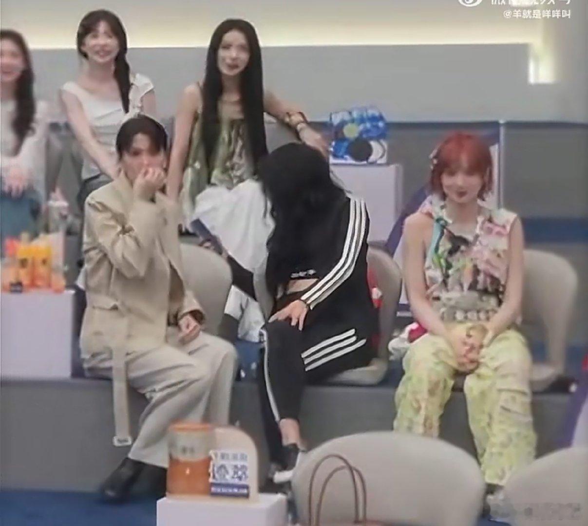 黄灿灿坐姿被工作人员提醒 黄灿灿坐姿被工作人员提醒hhh这么严格的嘛浪姐直播