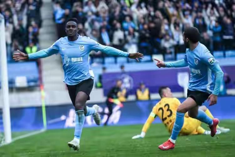 两连败的大连英博爆冷战胜上海海港，阿奇姆彭是开赛以来大连表现最好的球员。大连英博