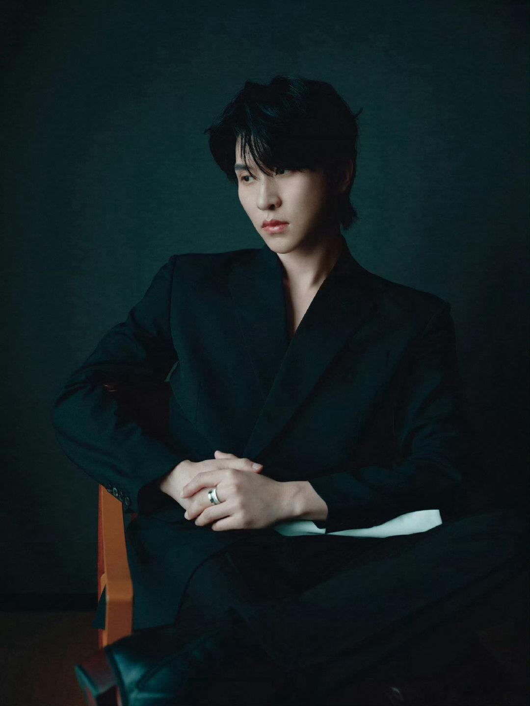 张集骏拿蓝玫瑰走红毯 张集骏携蓝玫瑰走红毯，这一幕美得像幅画！短剧男主的颜值在现