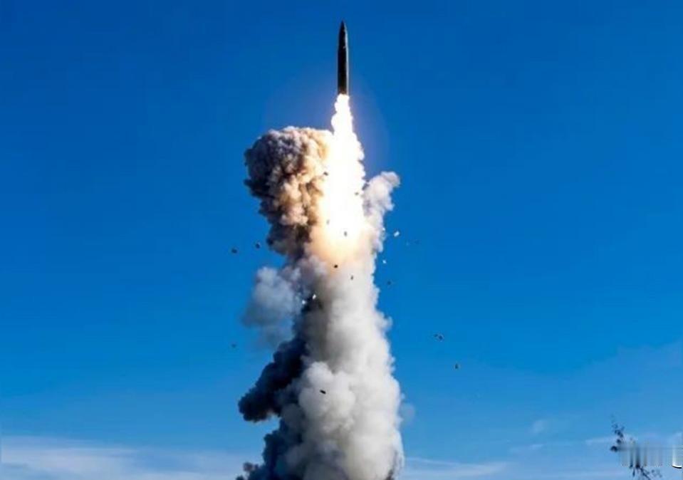 美国急喊中国谈军控，潜射导弹落入太平洋后，华盛顿真正担心什么？

一枚从水下升起