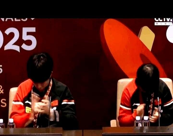 见过最淡定的采访现场吗？

记者在前面滔滔不绝抛出十几个问题，镜头里的两人全程保