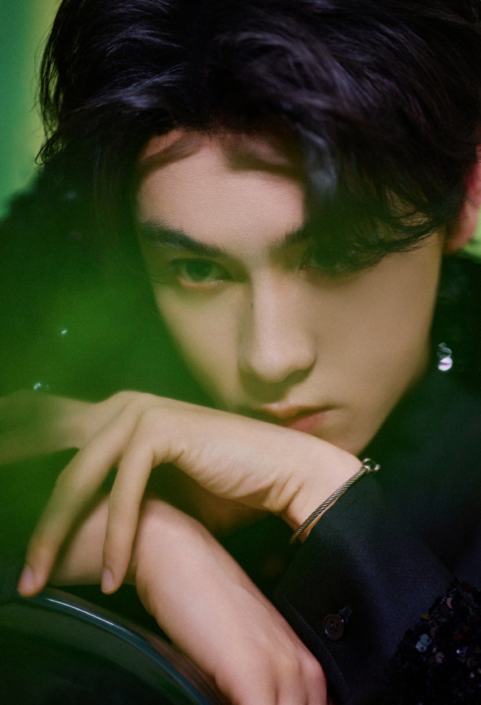 田栩宁亮片西装飘带造型 田栩宁今日份直播造型出图黑色亮片西装搭配飘带造型好好看！