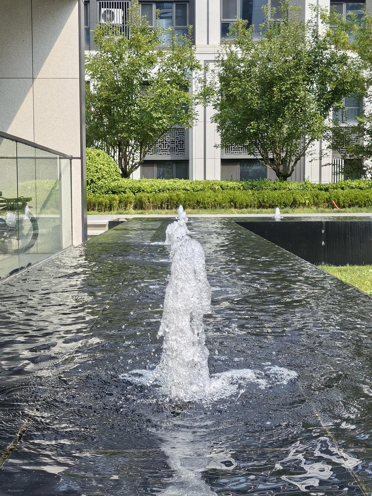 帮我点评
我们小区喷泉每天坚持定时开放，带来生机勃勃的氛围：
- 视觉美感 ：水