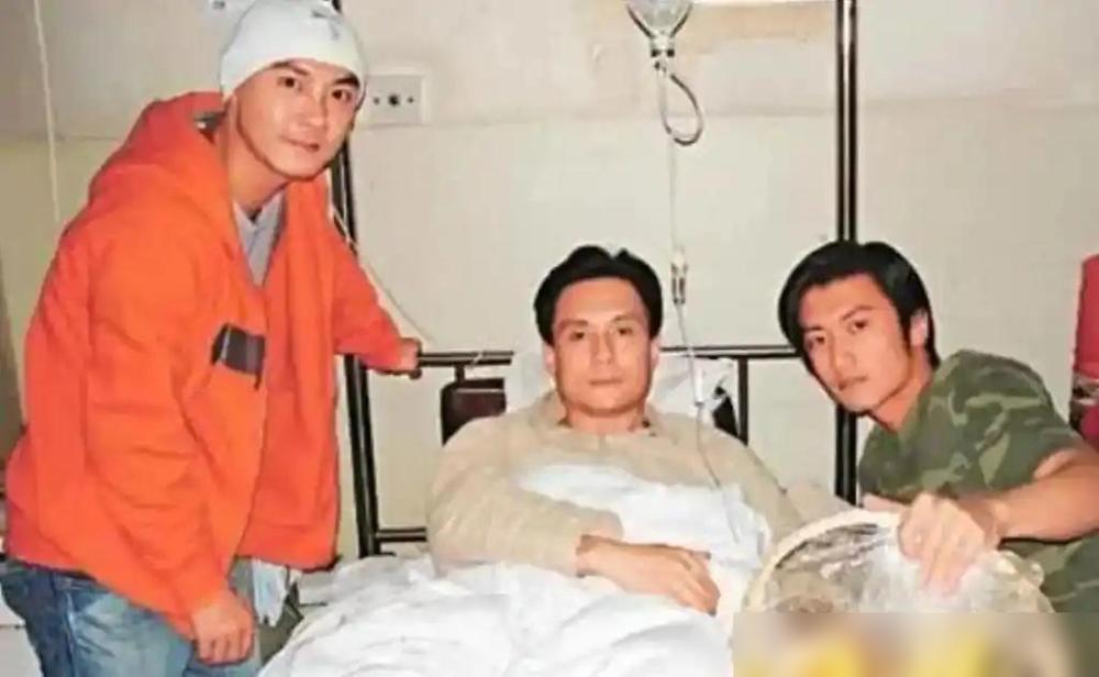 把老戏骨打到尿血还美其名曰“入戏太深”，这种荒唐事估计也就当年的港圈顶流干得出来