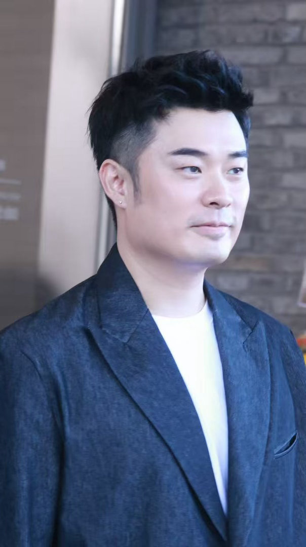 在上海看到了内娱熟人魔都最近到处都是偶遇明星的帖子，邓紫棋、张柏芝相继现身上海。