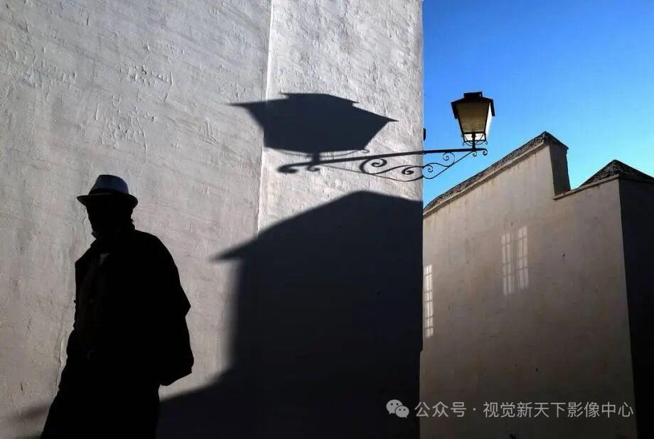 光与影的艺术 
街头摄影师Antonio E. Ojeda