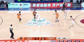 遇到空篮总是不进，王奶奶真的是有空篮恐惧症啊！

在今晚上海队与广州队的CBA联