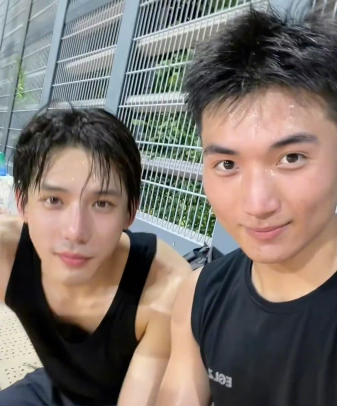 网友和王安宇打篮球网友：在香港打球🏀被老王哥带飞了！又帅又能打！王安宇早就说他