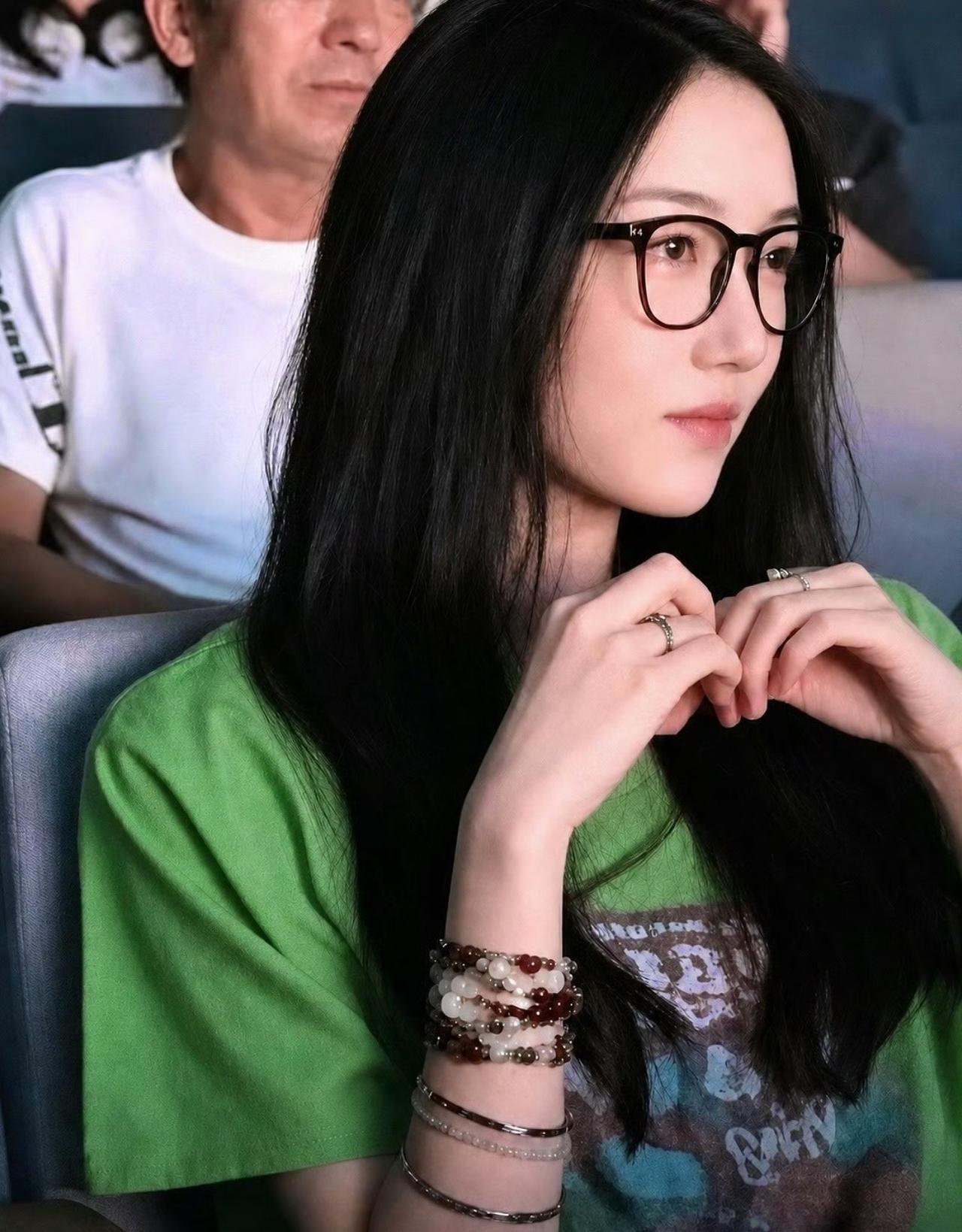 果真女大18变，
李嫣现在跟小时候完全两个人，
真怀疑整过容了，
因为别的星二代