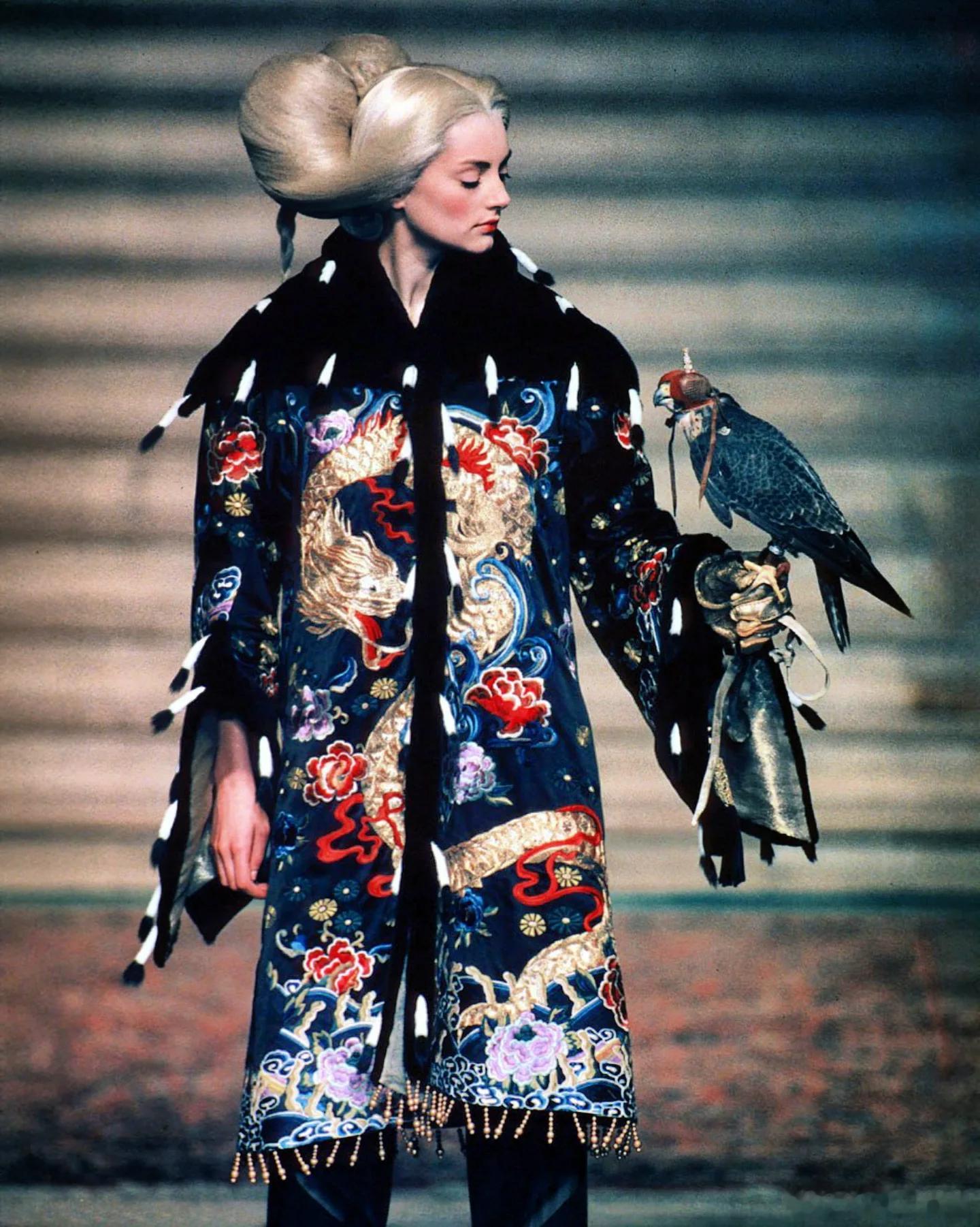 Givenchy 1997年秋冬高定系列这是Alexander McQueen入