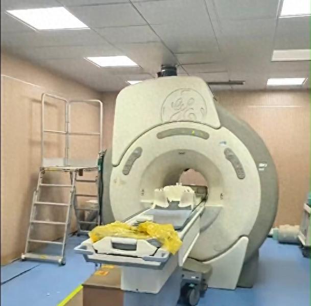 真是离谱！武汉一男子去三甲医院做核磁共振，竟被医生直接遗忘在机器上整整6小时！头