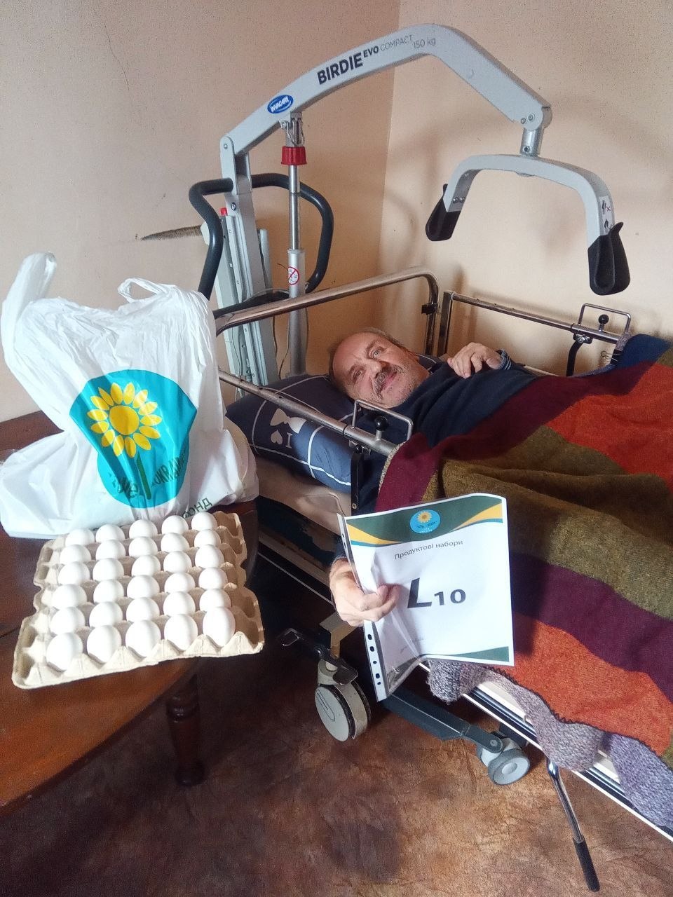 乌克兰UA  赫尔松右岸老人们也伴随着春天的到来，熬过了艰难的冬季，希望战争可以